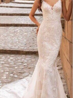 Provonias Wedding Dress trumpet style - size 6